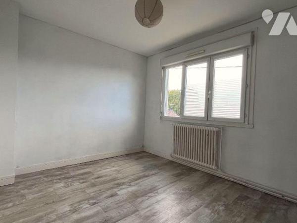 Idéalement située à deux pas des commerces, à 10mn à pieds de  gare, agréable maison semi indiv...