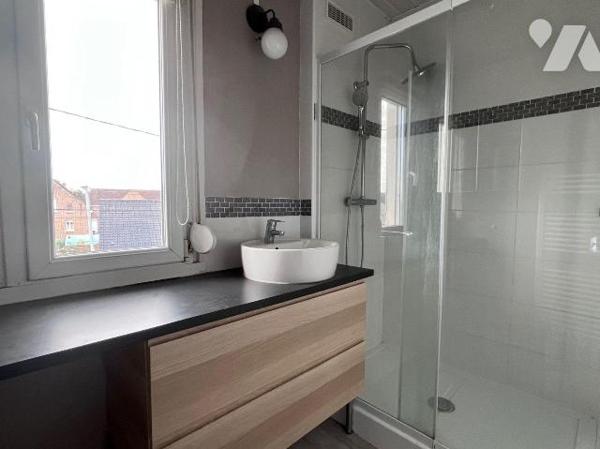 Idéalement située à deux pas des commerces, à 10mn à pieds de  gare, agréable maison semi indiv...