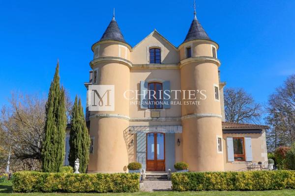 Petit château à tourelles avec plus de 2 hectares de terrain et piscine chauffée
