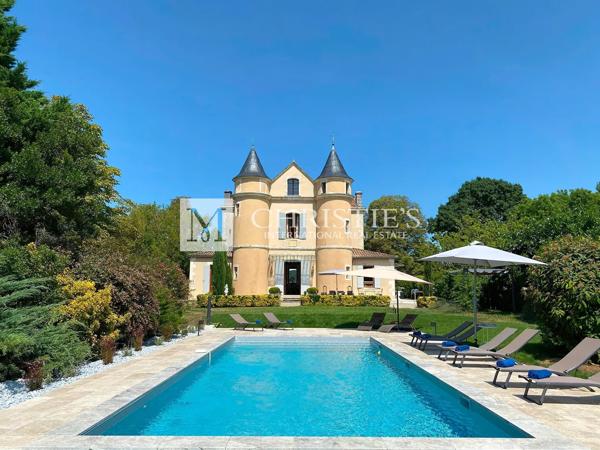 Petit château à tourelles avec plus de 2 hectares de terrain et piscine chauffée