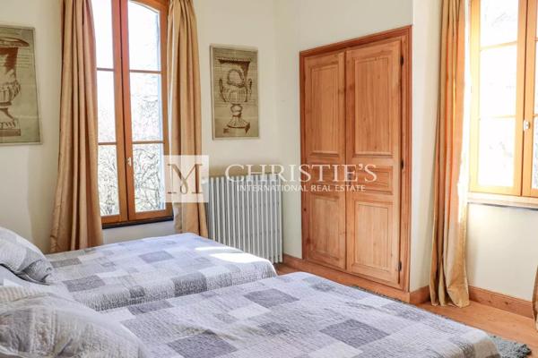 Petit château à tourelles avec plus de 2 hectares de terrain et piscine chauffée