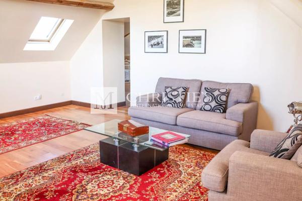 Petit château à tourelles avec plus de 2 hectares de terrain et piscine chauffée