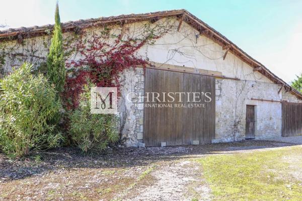 Petit château à tourelles avec plus de 2 hectares de terrain et piscine chauffée