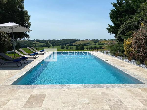 Petit château à tourelles avec plus de 2 hectares de terrain et piscine chauffée