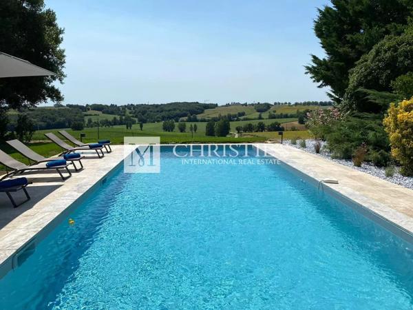 Petit château à tourelles avec plus de 2 hectares de terrain et piscine chauffée