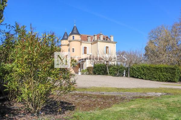 Petit château à tourelles avec plus de 2 hectares de terrain et piscine chauffée