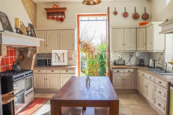 Petit château à tourelles avec plus de 2 hectares de terrain et piscine chauffée