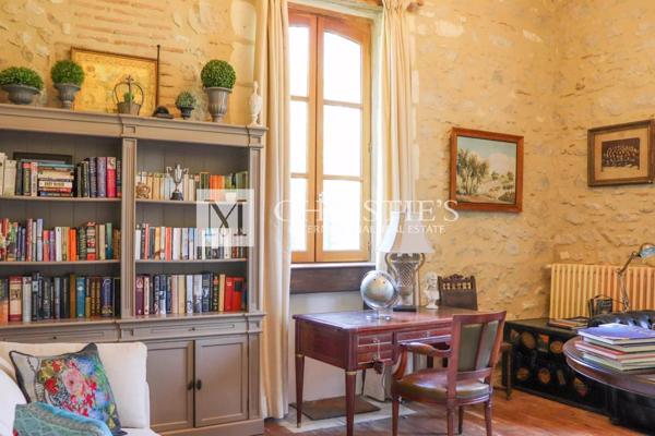 Petit château à tourelles avec plus de 2 hectares de terrain et piscine chauffée