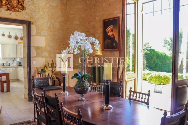 Petit château à tourelles avec plus de 2 hectares de terrain et piscine chauffée