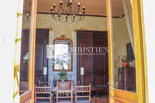 Petit château à tourelles avec plus de 2 hectares de terrain et piscine chauffée