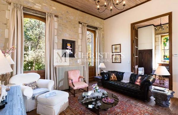 Petit château à tourelles avec plus de 2 hectares de terrain et piscine chauffée