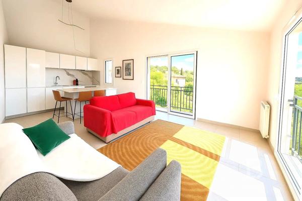 Rare opportunité - Appartement 4 pièces lumineux avec terrasse, garage et vue dégagée à vendre au cœur du village de Valbonne