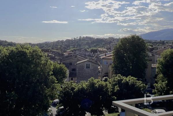 Rare opportunité - Appartement 4 pièces lumineux avec terrasse, garage et vue dégagée à vendre au cœur du village de Valbonne