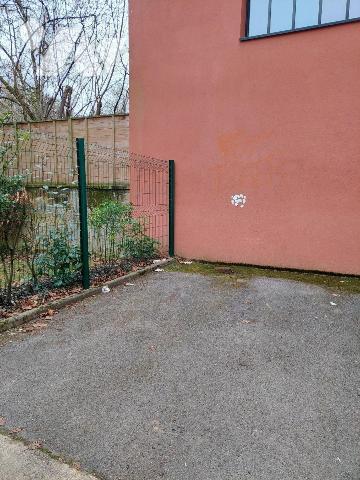 A vendre RENNES (35) centre ville, une place de parking extérieure dans une copropriété. 