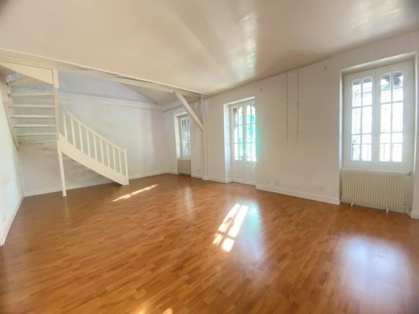 03200 VICHY APPARTEMENT DUPLEX 5 PIÈCES AVEC BALCONNNET AVEC CAVE COEUR DE VILLE