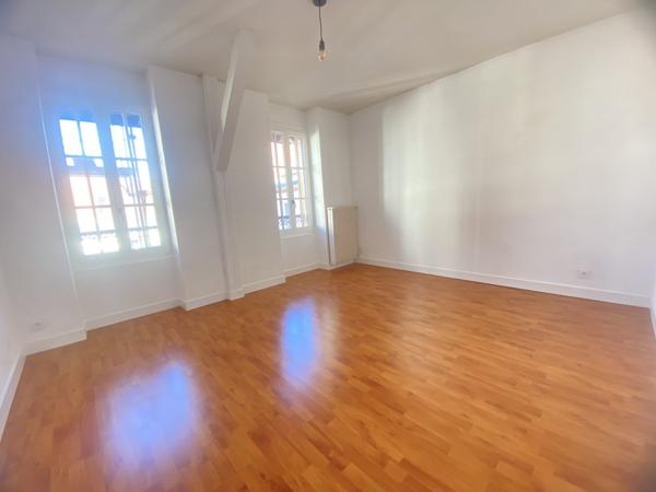 03200 VICHY APPARTEMENT DUPLEX 5 PIÈCES AVEC BALCONNNET AVEC CAVE COEUR DE VILLE