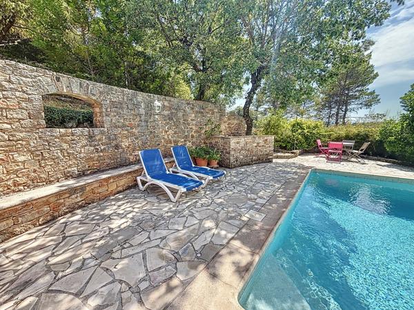 Flassans-sur-Issole (83340) Maison Flassans-sur-Issole, 130m² au total, 3900m² de terrain, piscine, garage, vue dominante sur le château