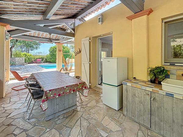 Flassans-sur-Issole (83340) Maison Flassans-sur-Issole, 130m² au total, 3900m² de terrain, piscine, garage, vue dominante sur le château