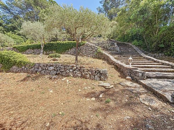 Flassans-sur-Issole (83340) Maison Flassans-sur-Issole, 130m² au total, 3900m² de terrain, piscine, garage, vue dominante sur le château