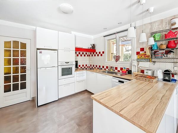 Flassans-sur-Issole (83340) Maison Flassans-sur-Issole, 130m² au total, 3900m² de terrain, piscine, garage, vue dominante sur le château