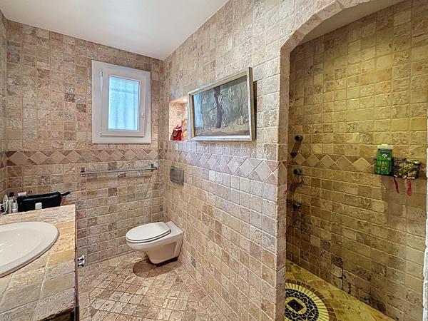 Flassans-sur-Issole (83340) Maison Flassans-sur-Issole, 130m² au total, 3900m² de terrain, piscine, garage, vue dominante sur le château