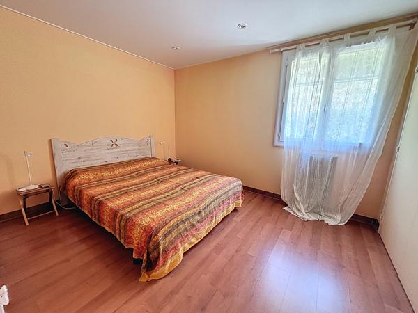 Flassans-sur-Issole (83340) Maison Flassans-sur-Issole, 130m² au total, 3900m² de terrain, piscine, garage, vue dominante sur le château