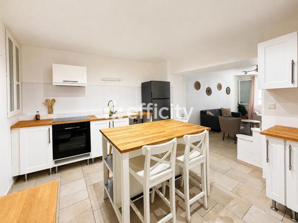 Maison
         5 pièces
        - 100 m² Exclusivité 220 000 € *