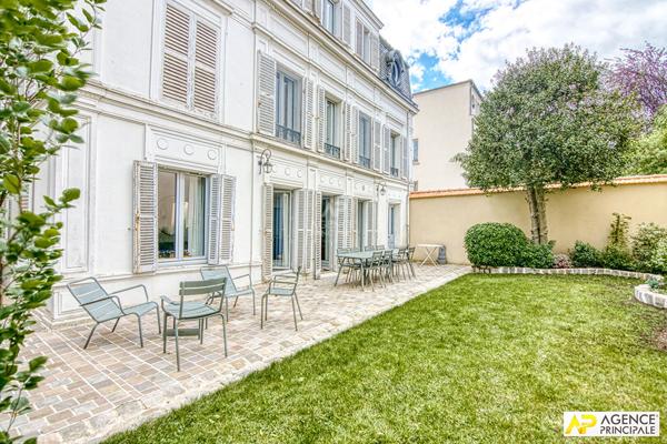 Versailles Notre-Dame Les Prés - Maison 9 pièces 271.76 m² au sol avec dépendance et sous-sol total sur parcelle de 430 m² 2 770 000 € **  - Référence  28347