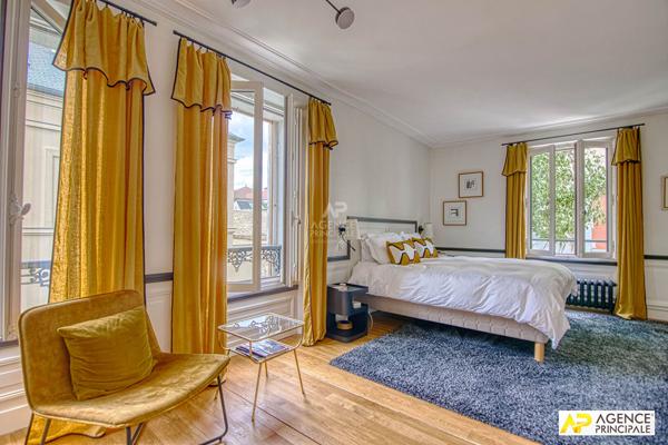 Versailles Notre-Dame Les Prés - Maison 9 pièces 271.76 m² au sol avec dépendance et sous-sol total sur parcelle de 430 m² 2 770 000 € **  - Référence  28347