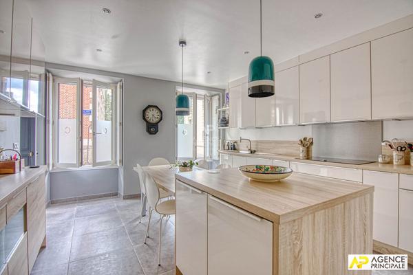 Versailles Notre-Dame Les Prés - Maison 9 pièces 271.76 m² au sol avec dépendance et sous-sol total sur parcelle de 430 m² 2 770 000 € **  - Référence  28347