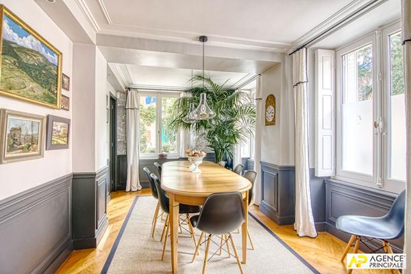 Versailles Notre-Dame Les Prés - Maison 9 pièces 271.76 m² au sol avec dépendance et sous-sol total sur parcelle de 430 m² 2 770 000 € **  - Référence  28347