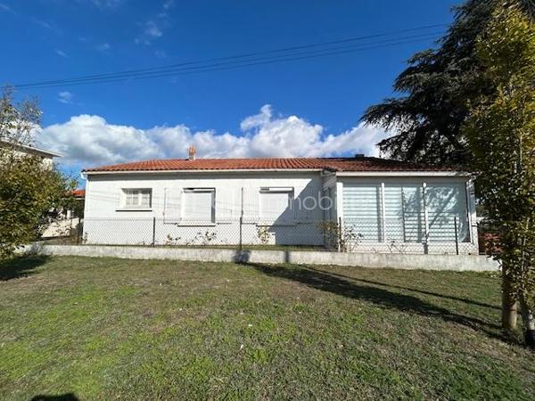 Située à Royan, dans un secteur agréable, découvrez cette maison de plain-pied d'environ 82m², édifiée en 1974 sur un terrain clos de 316m².
Elle bénéficie d'un emplacement appréciable, à environ 10 minutes à pied du marché central et à 20 minutes de la plage, idéal pour profiter pleinement de la vie royannaise.
La maison se compose d'un séjour agrémenté d'une cheminée, d'une cuisine équipée, de trois chambres avec placard et d'une salle d'eau récemment rénovée.
Un garage avec cellier attenant vient compléter l'ensemble et offre un espace de rangement supplémentaire .
Des travaux de rafraîchissement permettront de personnaliser cette maison selon vos goûts et de révéler tout son potentiel.
Une belle opportunité à Royan, idéale pour une résidence principale, une maison de vacances ou un projet d'investissement, à proximité des commerces et du littoral.