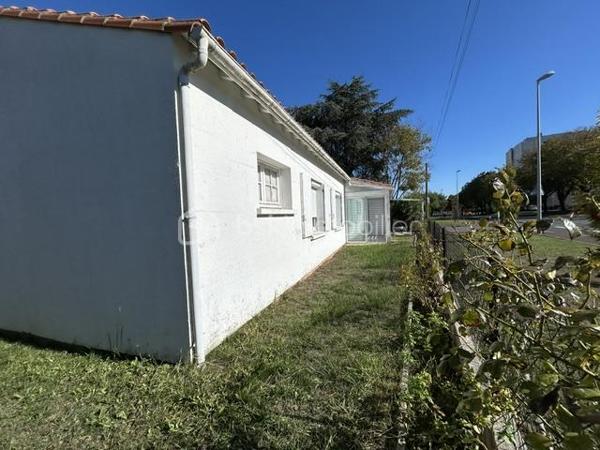 Située à Royan, dans un secteur agréable, découvrez cette maison de plain-pied d'environ 82m², édifiée en 1974 sur un terrain clos de 316m².
Elle bénéficie d'un emplacement appréciable, à environ 10 minutes à pied du marché central et à 20 minutes de la plage, idéal pour profiter pleinement de la vie royannaise.
La maison se compose d'un séjour agrémenté d'une cheminée, d'une cuisine équipée, de trois chambres avec placard et d'une salle d'eau récemment rénovée.
Un garage avec cellier attenant vient compléter l'ensemble et offre un espace de rangement supplémentaire .
Des travaux de rafraîchissement permettront de personnaliser cette maison selon vos goûts et de révéler tout son potentiel.
Une belle opportunité à Royan, idéale pour une résidence principale, une maison de vacances ou un projet d'investissement, à proximité des commerces et du littoral.