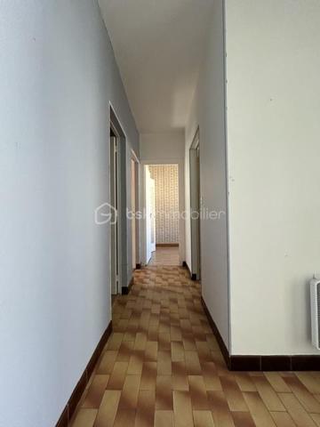 Située à Royan, dans un secteur agréable, découvrez cette maison de plain-pied d'environ 82m², édifiée en 1974 sur un terrain clos de 316m².
Elle bénéficie d'un emplacement appréciable, à environ 10 minutes à pied du marché central et à 20 minutes de la plage, idéal pour profiter pleinement de la vie royannaise.
La maison se compose d'un séjour agrémenté d'une cheminée, d'une cuisine équipée, de trois chambres avec placard et d'une salle d'eau récemment rénovée.
Un garage avec cellier attenant vient compléter l'ensemble et offre un espace de rangement supplémentaire .
Des travaux de rafraîchissement permettront de personnaliser cette maison selon vos goûts et de révéler tout son potentiel.
Une belle opportunité à Royan, idéale pour une résidence principale, une maison de vacances ou un projet d'investissement, à proximité des commerces et du littoral.
