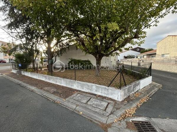 Située à Royan, dans un secteur agréable, découvrez cette maison de plain-pied d'environ 82m², édifiée en 1974 sur un terrain clos de 316m².
Elle bénéficie d'un emplacement appréciable, à environ 10 minutes à pied du marché central et à 20 minutes de la plage, idéal pour profiter pleinement de la vie royannaise.
La maison se compose d'un séjour agrémenté d'une cheminée, d'une cuisine équipée, de trois chambres avec placard et d'une salle d'eau récemment rénovée.
Un garage avec cellier attenant vient compléter l'ensemble et offre un espace de rangement supplémentaire .
Des travaux de rafraîchissement permettront de personnaliser cette maison selon vos goûts et de révéler tout son potentiel.
Une belle opportunité à Royan, idéale pour une résidence principale, une maison de vacances ou un projet d'investissement, à proximité des commerces et du littoral.