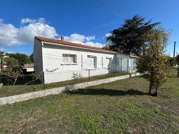 Située à Royan, dans un secteur agréable, découvrez cette maison de plain-pied d'environ 82m², édifiée en 1974 sur un terrain clos de 316m².
Elle bénéficie d'un emplacement appréciable, à environ 10 minutes à pied du marché central et à 20 minutes de la plage, idéal pour profiter pleinement de la vie royannaise.
La maison se compose d'un séjour agrémenté d'une cheminée, d'une cuisine équipée, de trois chambres avec placard et d'une salle d'eau récemment rénovée.
Un garage avec cellier attenant vient compléter l'ensemble et offre un espace de rangement supplémentaire .
Des travaux de rafraîchissement permettront de personnaliser cette maison selon vos goûts et de révéler tout son potentiel.
Une belle opportunité à Royan, idéale pour une résidence principale, une maison de vacances ou un projet d'investissement, à proximité des commerces et du littoral.