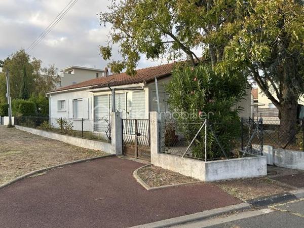 Située à Royan, dans un secteur agréable, découvrez cette maison de plain-pied d'environ 82m², édifiée en 1974 sur un terrain clos de 316m².
Elle bénéficie d'un emplacement appréciable, à environ 10 minutes à pied du marché central et à 20 minutes de la plage, idéal pour profiter pleinement de la vie royannaise.
La maison se compose d'un séjour agrémenté d'une cheminée, d'une cuisine équipée, de trois chambres avec placard et d'une salle d'eau récemment rénovée.
Un garage avec cellier attenant vient compléter l'ensemble et offre un espace de rangement supplémentaire .
Des travaux de rafraîchissement permettront de personnaliser cette maison selon vos goûts et de révéler tout son potentiel.
Une belle opportunité à Royan, idéale pour une résidence principale, une maison de vacances ou un projet d'investissement, à proximité des commerces et du littoral.