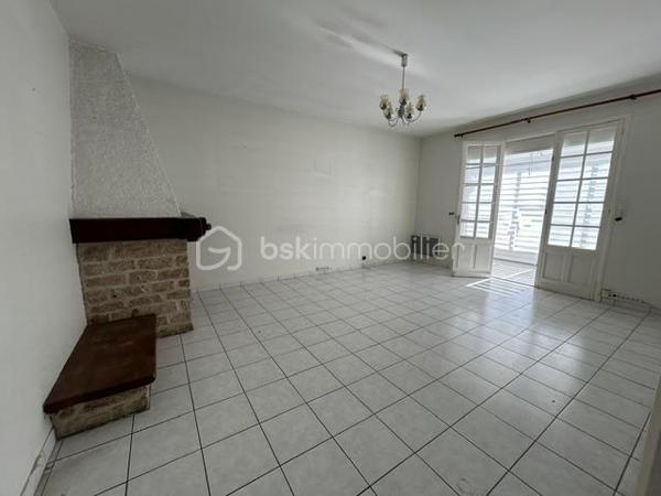Située à Royan, dans un secteur agréable, découvrez cette maison de plain-pied d'environ 82m², édifiée en 1974 sur un terrain clos de 316m².
Elle bénéficie d'un emplacement appréciable, à environ 10 minutes à pied du marché central et à 20 minutes de la plage, idéal pour profiter pleinement de la vie royannaise.
La maison se compose d'un séjour agrémenté d'une cheminée, d'une cuisine équipée, de trois chambres avec placard et d'une salle d'eau récemment rénovée.
Un garage avec cellier attenant vient compléter l'ensemble et offre un espace de rangement supplémentaire .
Des travaux de rafraîchissement permettront de personnaliser cette maison selon vos goûts et de révéler tout son potentiel.
Une belle opportunité à Royan, idéale pour une résidence principale, une maison de vacances ou un projet d'investissement, à proximité des commerces et du littoral.