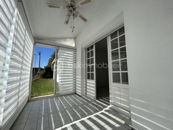Située à Royan, dans un secteur agréable, découvrez cette maison de plain-pied d'environ 82m², édifiée en 1974 sur un terrain clos de 316m².
Elle bénéficie d'un emplacement appréciable, à environ 10 minutes à pied du marché central et à 20 minutes de la plage, idéal pour profiter pleinement de la vie royannaise.
La maison se compose d'un séjour agrémenté d'une cheminée, d'une cuisine équipée, de trois chambres avec placard et d'une salle d'eau récemment rénovée.
Un garage avec cellier attenant vient compléter l'ensemble et offre un espace de rangement supplémentaire .
Des travaux de rafraîchissement permettront de personnaliser cette maison selon vos goûts et de révéler tout son potentiel.
Une belle opportunité à Royan, idéale pour une résidence principale, une maison de vacances ou un projet d'investissement, à proximité des commerces et du littoral.