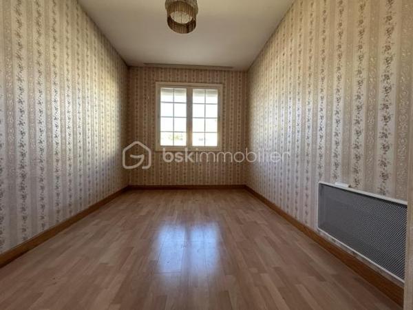 Située à Royan, dans un secteur agréable, découvrez cette maison de plain-pied d'environ 82m², édifiée en 1974 sur un terrain clos de 316m².
Elle bénéficie d'un emplacement appréciable, à environ 10 minutes à pied du marché central et à 20 minutes de la plage, idéal pour profiter pleinement de la vie royannaise.
La maison se compose d'un séjour agrémenté d'une cheminée, d'une cuisine équipée, de trois chambres avec placard et d'une salle d'eau récemment rénovée.
Un garage avec cellier attenant vient compléter l'ensemble et offre un espace de rangement supplémentaire .
Des travaux de rafraîchissement permettront de personnaliser cette maison selon vos goûts et de révéler tout son potentiel.
Une belle opportunité à Royan, idéale pour une résidence principale, une maison de vacances ou un projet d'investissement, à proximité des commerces et du littoral.
