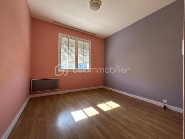 Située à Royan, dans un secteur agréable, découvrez cette maison de plain-pied d'environ 82m², édifiée en 1974 sur un terrain clos de 316m².
Elle bénéficie d'un emplacement appréciable, à environ 10 minutes à pied du marché central et à 20 minutes de la plage, idéal pour profiter pleinement de la vie royannaise.
La maison se compose d'un séjour agrémenté d'une cheminée, d'une cuisine équipée, de trois chambres avec placard et d'une salle d'eau récemment rénovée.
Un garage avec cellier attenant vient compléter l'ensemble et offre un espace de rangement supplémentaire .
Des travaux de rafraîchissement permettront de personnaliser cette maison selon vos goûts et de révéler tout son potentiel.
Une belle opportunité à Royan, idéale pour une résidence principale, une maison de vacances ou un projet d'investissement, à proximité des commerces et du littoral.