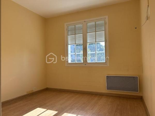 Située à Royan, dans un secteur agréable, découvrez cette maison de plain-pied d'environ 82m², édifiée en 1974 sur un terrain clos de 316m².
Elle bénéficie d'un emplacement appréciable, à environ 10 minutes à pied du marché central et à 20 minutes de la plage, idéal pour profiter pleinement de la vie royannaise.
La maison se compose d'un séjour agrémenté d'une cheminée, d'une cuisine équipée, de trois chambres avec placard et d'une salle d'eau récemment rénovée.
Un garage avec cellier attenant vient compléter l'ensemble et offre un espace de rangement supplémentaire .
Des travaux de rafraîchissement permettront de personnaliser cette maison selon vos goûts et de révéler tout son potentiel.
Une belle opportunité à Royan, idéale pour une résidence principale, une maison de vacances ou un projet d'investissement, à proximité des commerces et du littoral.