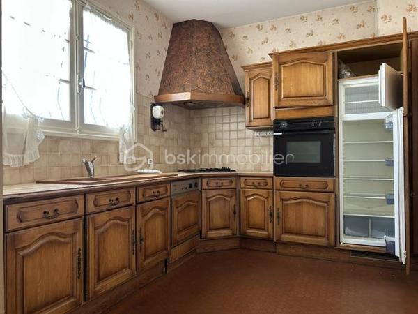 Située à Royan, dans un secteur agréable, découvrez cette maison de plain-pied d'environ 82m², édifiée en 1974 sur un terrain clos de 316m².
Elle bénéficie d'un emplacement appréciable, à environ 10 minutes à pied du marché central et à 20 minutes de la plage, idéal pour profiter pleinement de la vie royannaise.
La maison se compose d'un séjour agrémenté d'une cheminée, d'une cuisine équipée, de trois chambres avec placard et d'une salle d'eau récemment rénovée.
Un garage avec cellier attenant vient compléter l'ensemble et offre un espace de rangement supplémentaire .
Des travaux de rafraîchissement permettront de personnaliser cette maison selon vos goûts et de révéler tout son potentiel.
Une belle opportunité à Royan, idéale pour une résidence principale, une maison de vacances ou un projet d'investissement, à proximité des commerces et du littoral.