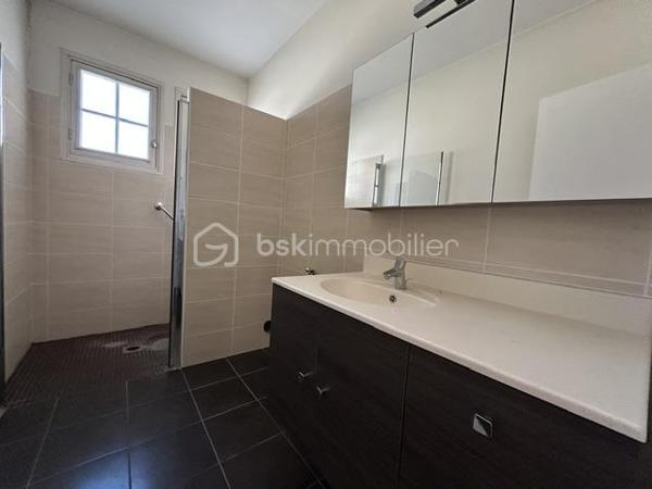 Située à Royan, dans un secteur agréable, découvrez cette maison de plain-pied d'environ 82m², édifiée en 1974 sur un terrain clos de 316m².
Elle bénéficie d'un emplacement appréciable, à environ 10 minutes à pied du marché central et à 20 minutes de la plage, idéal pour profiter pleinement de la vie royannaise.
La maison se compose d'un séjour agrémenté d'une cheminée, d'une cuisine équipée, de trois chambres avec placard et d'une salle d'eau récemment rénovée.
Un garage avec cellier attenant vient compléter l'ensemble et offre un espace de rangement supplémentaire .
Des travaux de rafraîchissement permettront de personnaliser cette maison selon vos goûts et de révéler tout son potentiel.
Une belle opportunité à Royan, idéale pour une résidence principale, une maison de vacances ou un projet d'investissement, à proximité des commerces et du littoral.