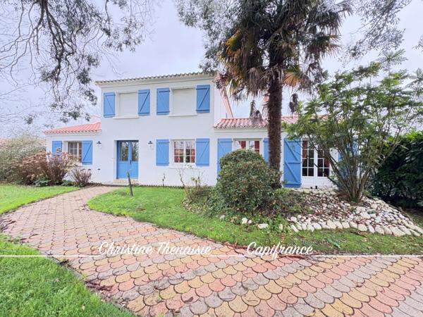 Maison à vendre sur une terrain de 2000 m2 - 4 chambres - Bureau - 3 salles d'eau - 3 wc - Dépendance et garages LA GARNACHE (85)