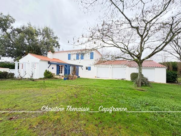 Maison à vendre sur une terrain de 2000 m2 - 4 chambres - Bureau - 3 salles d'eau - 3 wc - Dépendance et garages LA GARNACHE (85)