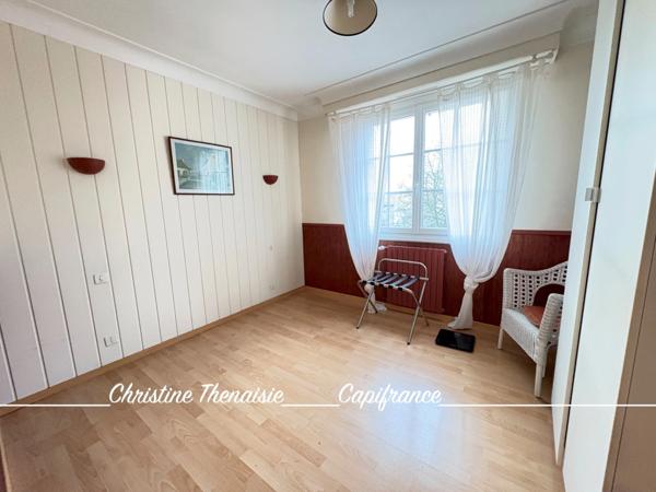 Maison à vendre sur une terrain de 2000 m2 - 4 chambres - Bureau - 3 salles d'eau - 3 wc - Dépendance et garages LA GARNACHE (85)