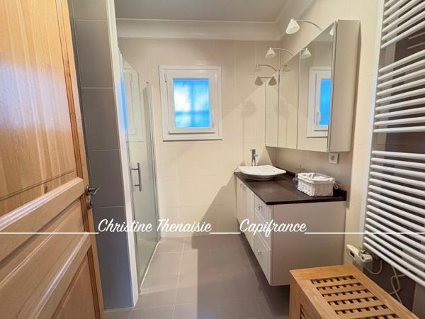 Maison à vendre sur une terrain de 2000 m2 - 4 chambres - Bureau - 3 salles d'eau - 3 wc - Dépendance et garages LA GARNACHE (85)