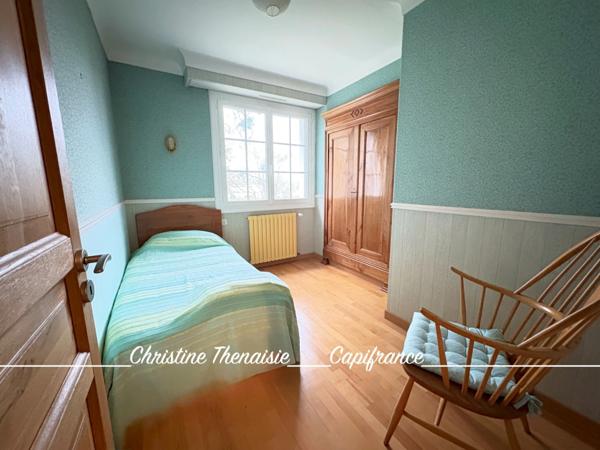 Maison à vendre sur une terrain de 2000 m2 - 4 chambres - Bureau - 3 salles d'eau - 3 wc - Dépendance et garages LA GARNACHE (85)