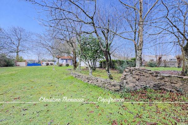 Maison à vendre sur une terrain de 2000 m2 - 4 chambres - Bureau - 3 salles d'eau - 3 wc - Dépendance et garages LA GARNACHE (85)